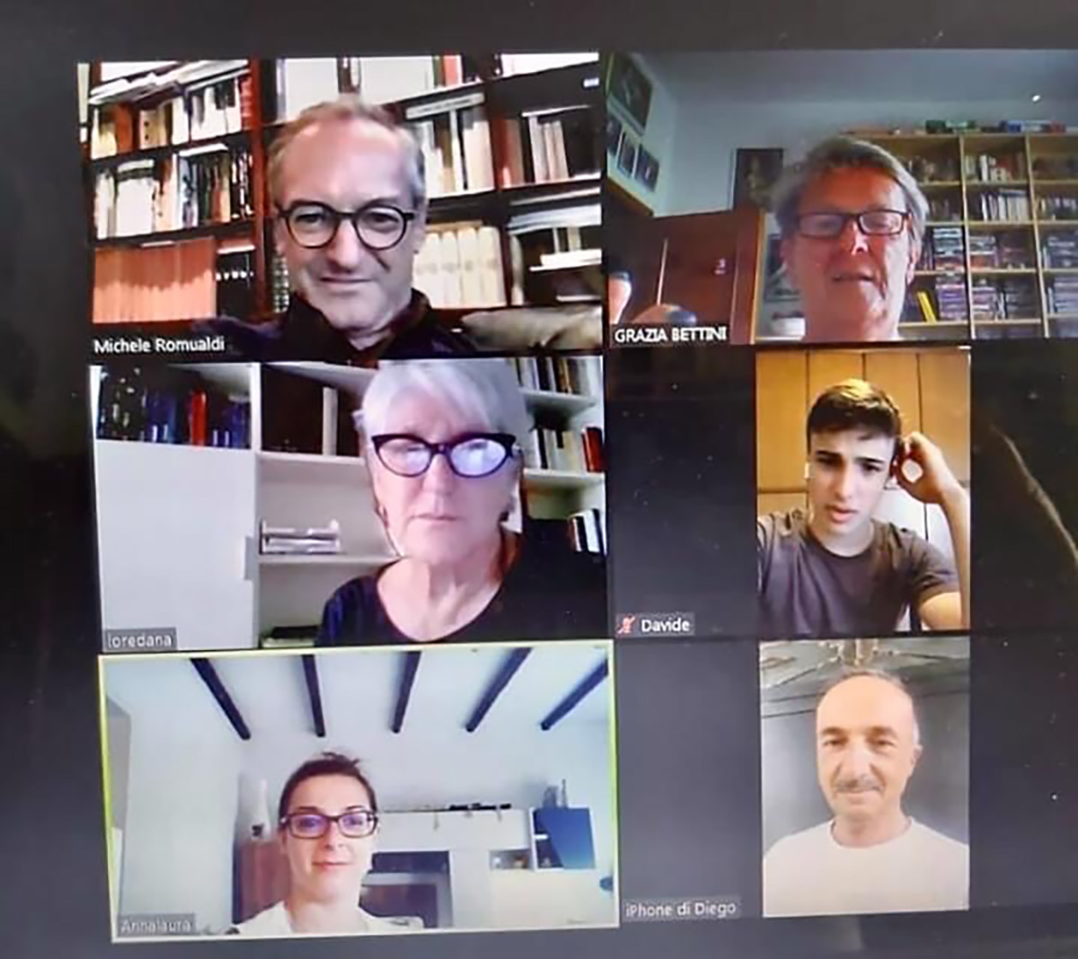 Gli attori della Campogalliani in videoconferenza mentre sono impegnati per le prove Gli attori della Campogalliani in videoconferenza mentre sono impegnati per le proveo