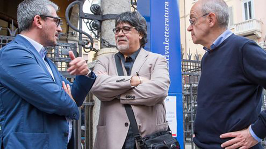 Sepulveda a Mantova durante il Festivaletteratura tra il sindaco Palazzi e Nicolini (foto ricordo) Sepulveda a Mantova durante il Festivaletteratura tra il sindaco Palazzi e Nicolini (foto ricordo)