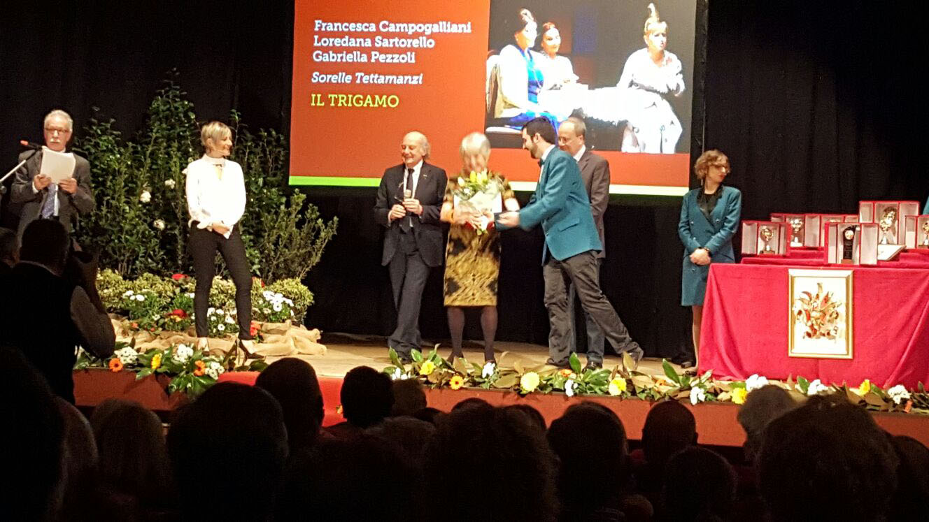 La premiazione delle attrici dalla Compagnia Teatrale “Francesco Campogalliani”