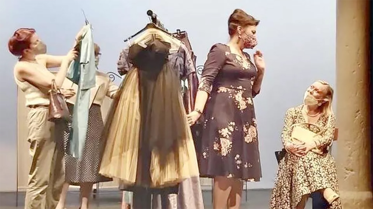 Una scena di “Donne appassionate”: domani la pièce nel Cortile d’Onore di Palazzo d’Arco