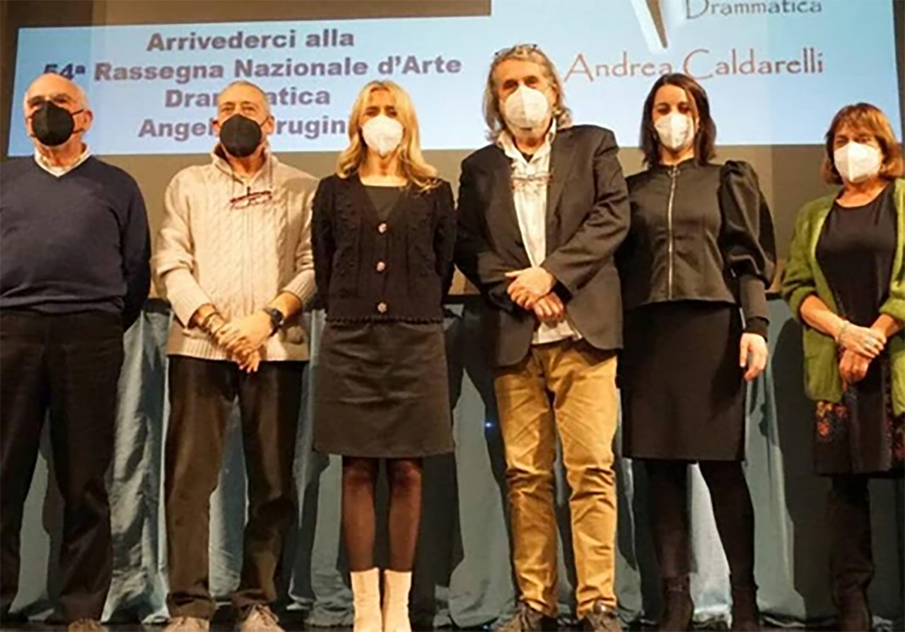 Un momento della serata finale al teatro Lauro Rossi